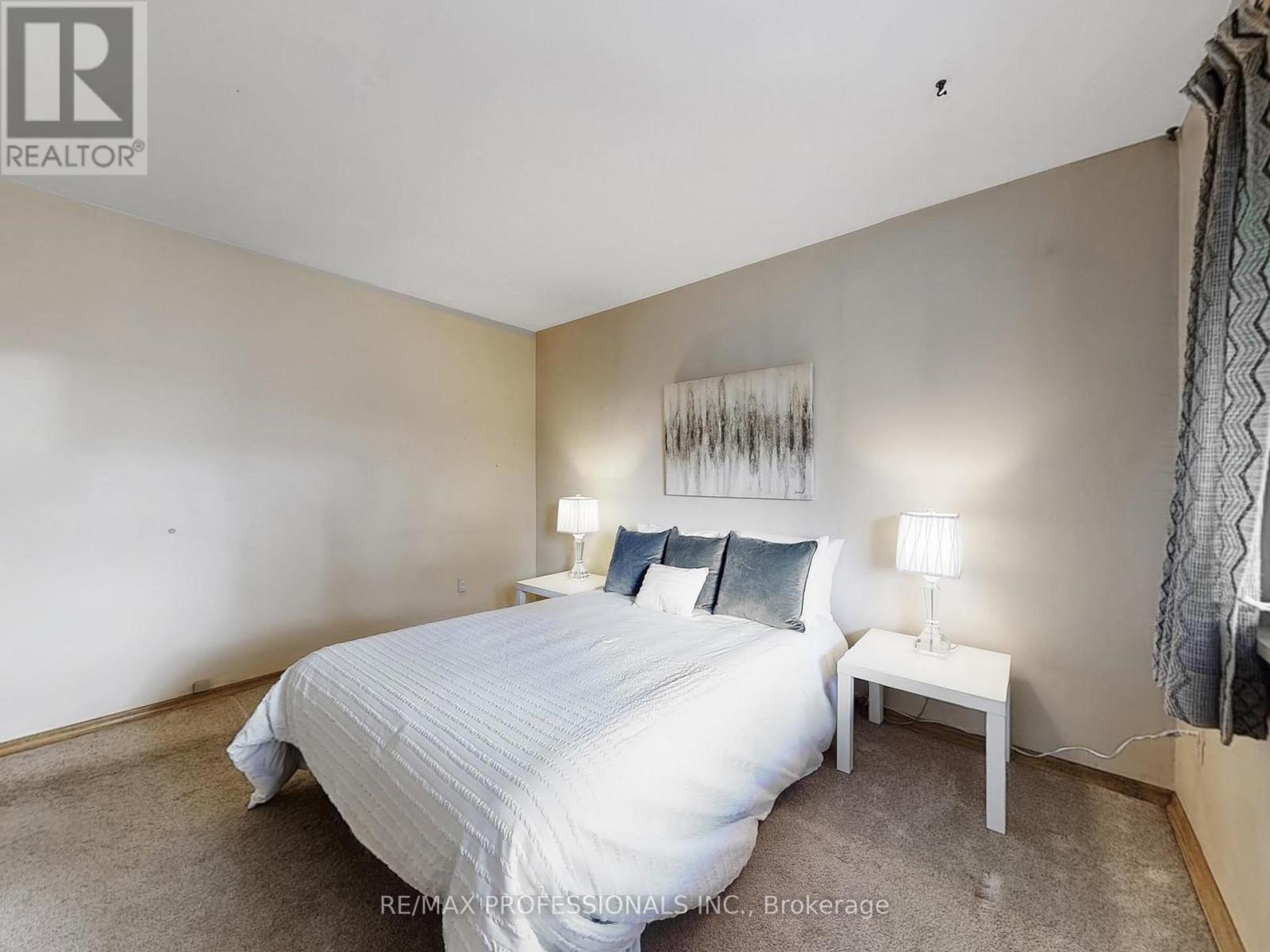 1579 Liveoak Drive N, Mississauga, Ontario  L5E 2X5 - Photo 13 - W12962896