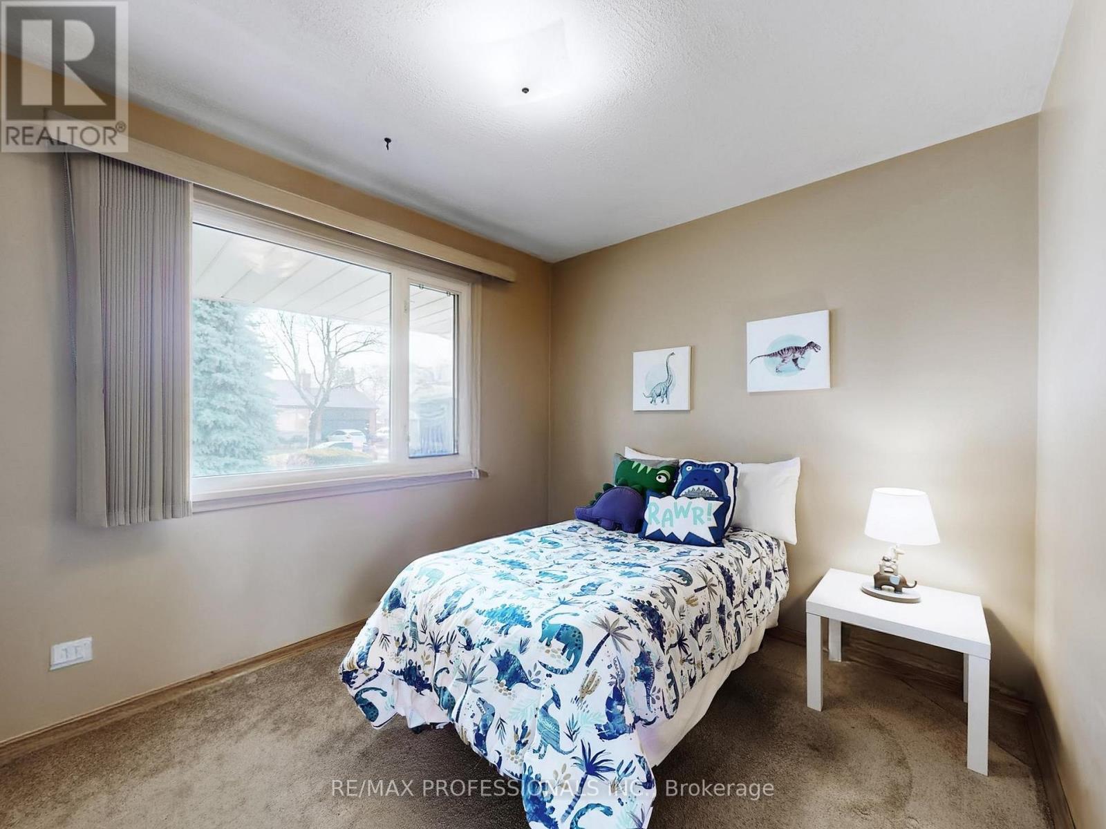 1579 Liveoak Drive N, Mississauga, Ontario  L5E 2X5 - Photo 15 - W12962896