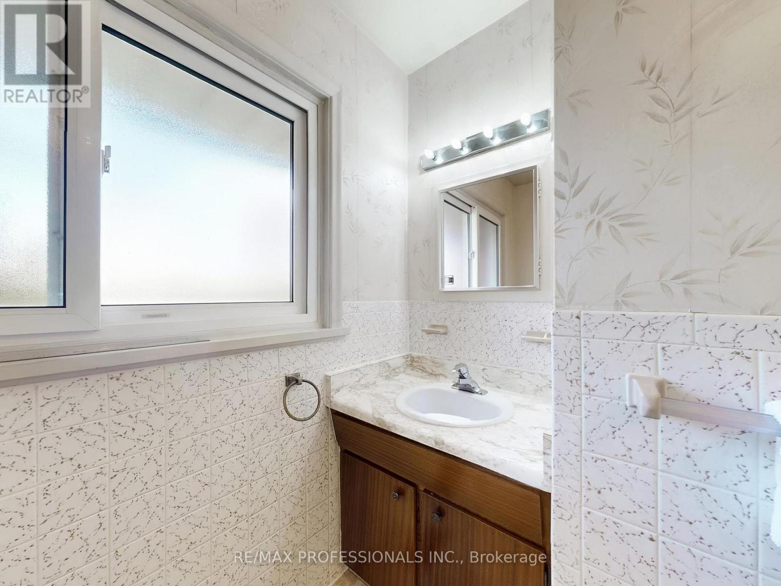 1579 Liveoak Drive N, Mississauga, Ontario  L5E 2X5 - Photo 16 - W12962896