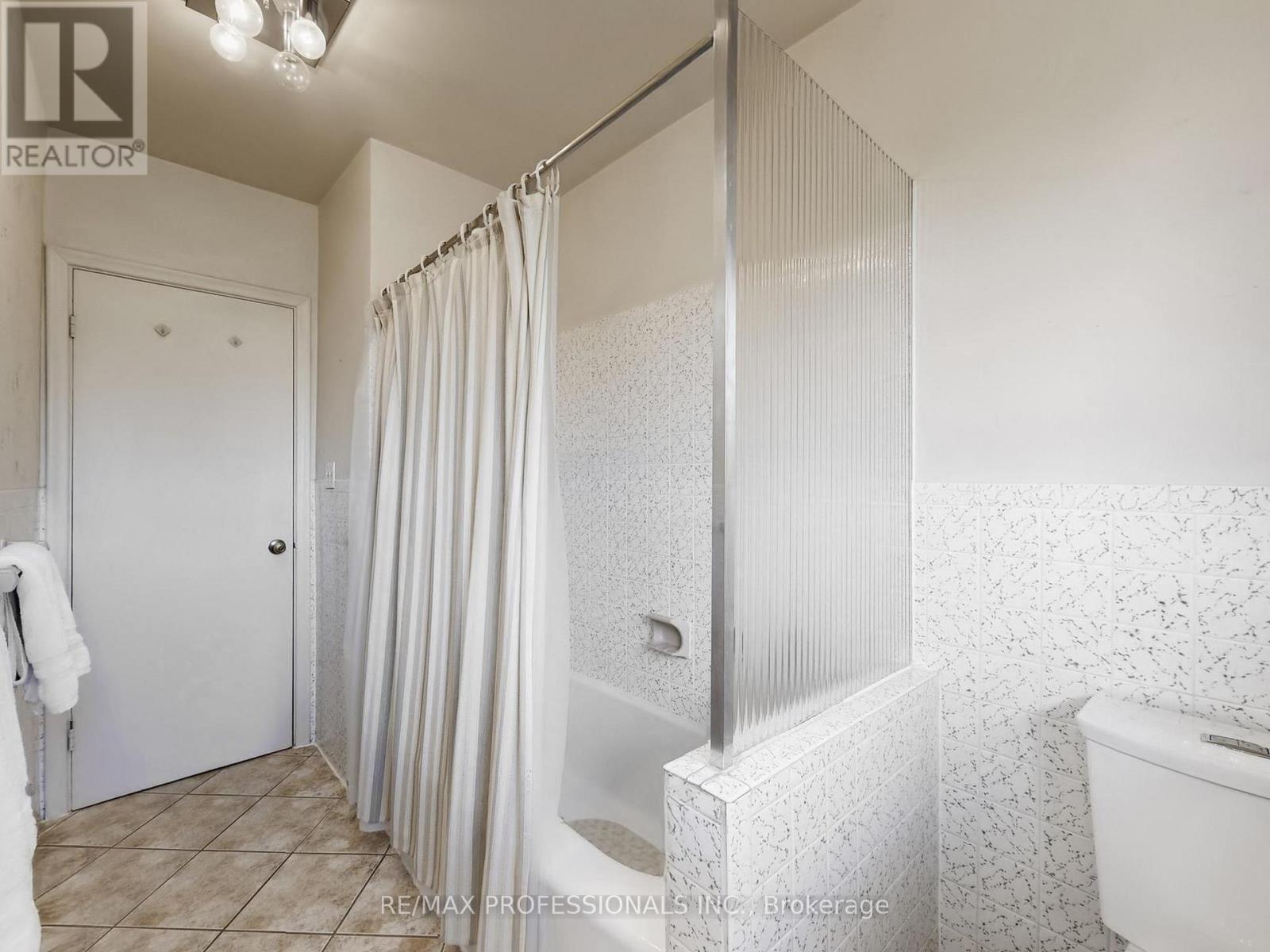 1579 Liveoak Drive N, Mississauga, Ontario  L5E 2X5 - Photo 17 - W12962896