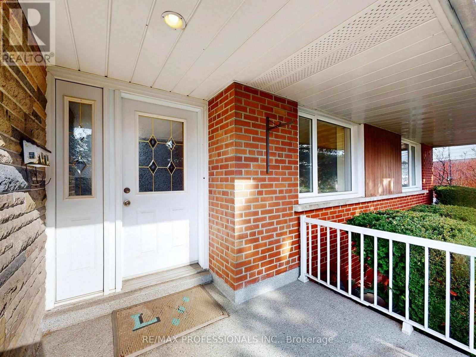 1579 Liveoak Drive N, Mississauga, Ontario  L5E 2X5 - Photo 2 - W12962896