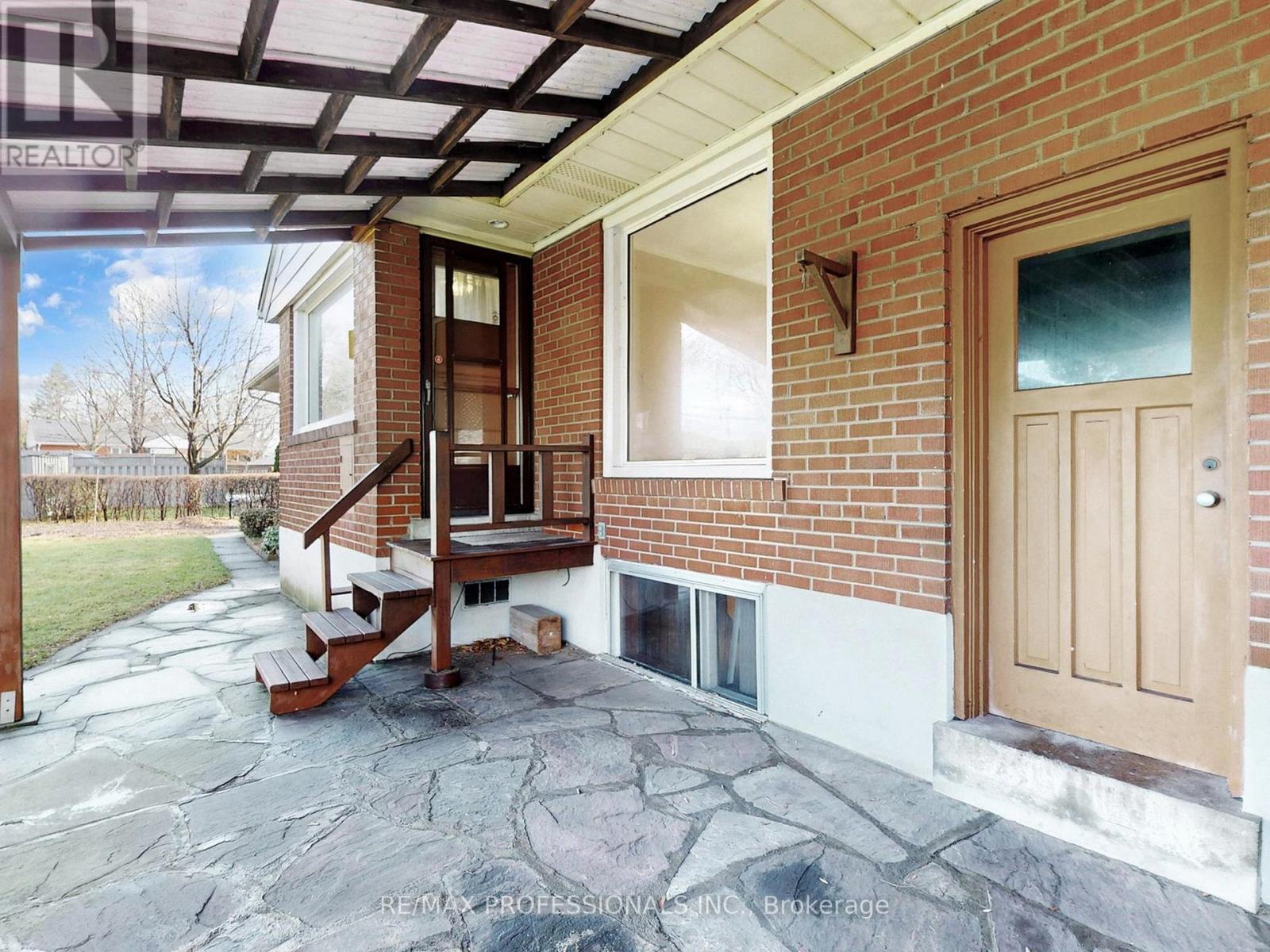 1579 Liveoak Drive N, Mississauga, Ontario  L5E 2X5 - Photo 24 - W12962896