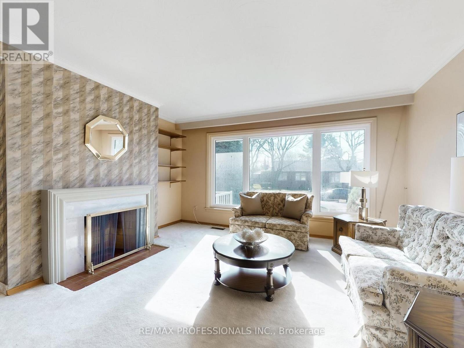 1579 Liveoak Drive N, Mississauga, Ontario  L5E 2X5 - Photo 3 - W12962896