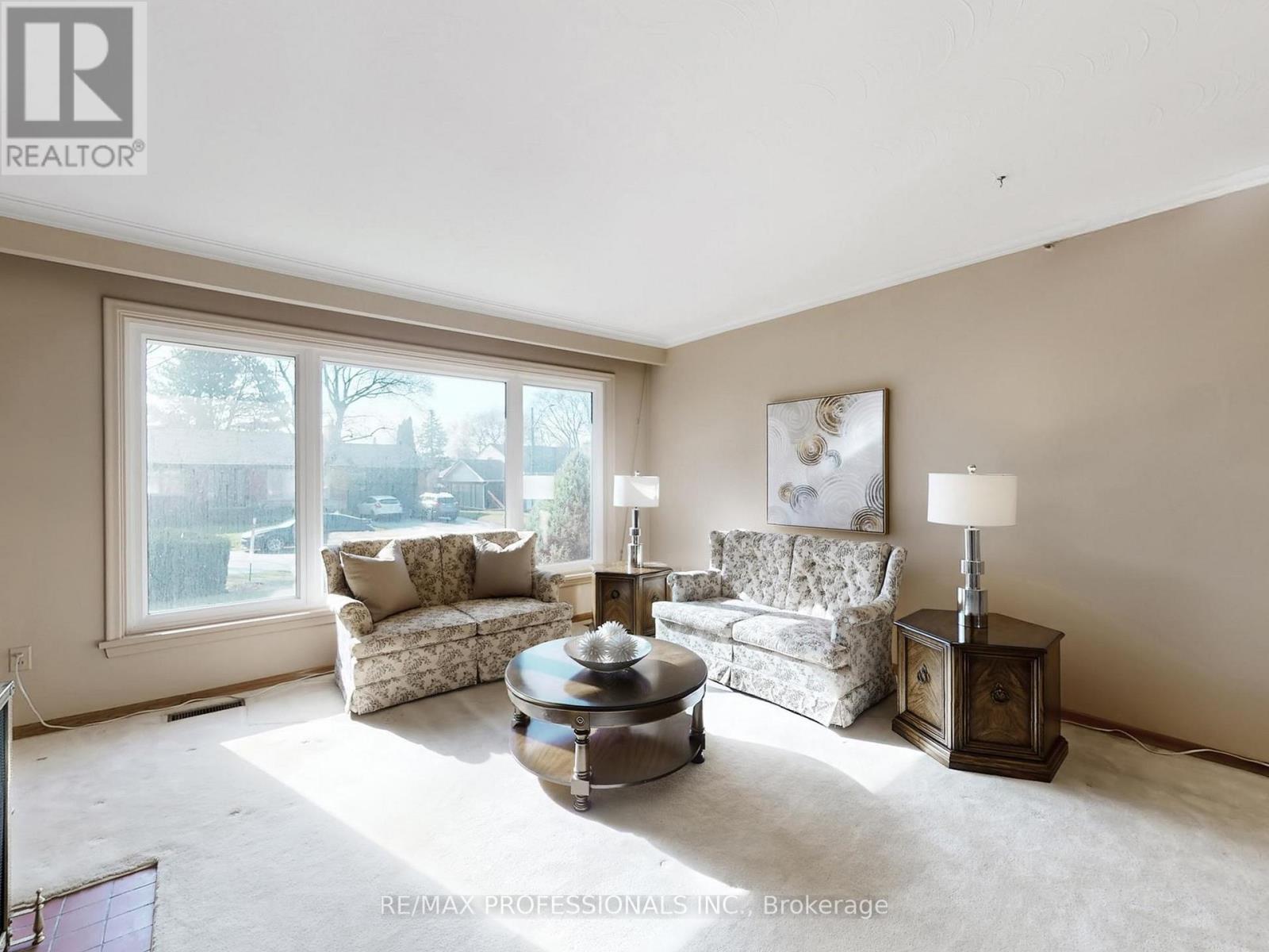 1579 Liveoak Drive N, Mississauga, Ontario  L5E 2X5 - Photo 4 - W12962896