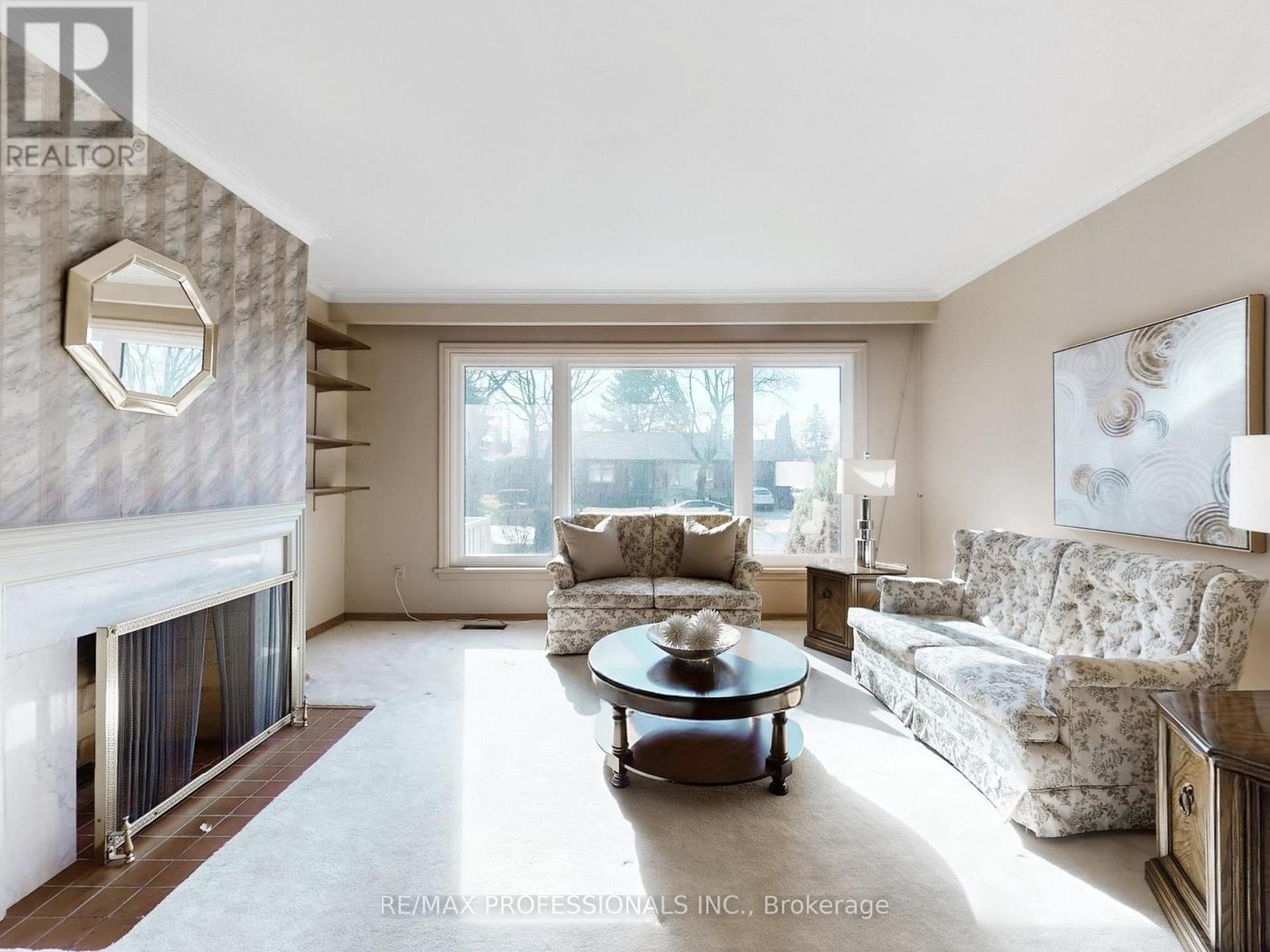 1579 Liveoak Drive N, Mississauga, Ontario  L5E 2X5 - Photo 5 - W12962896