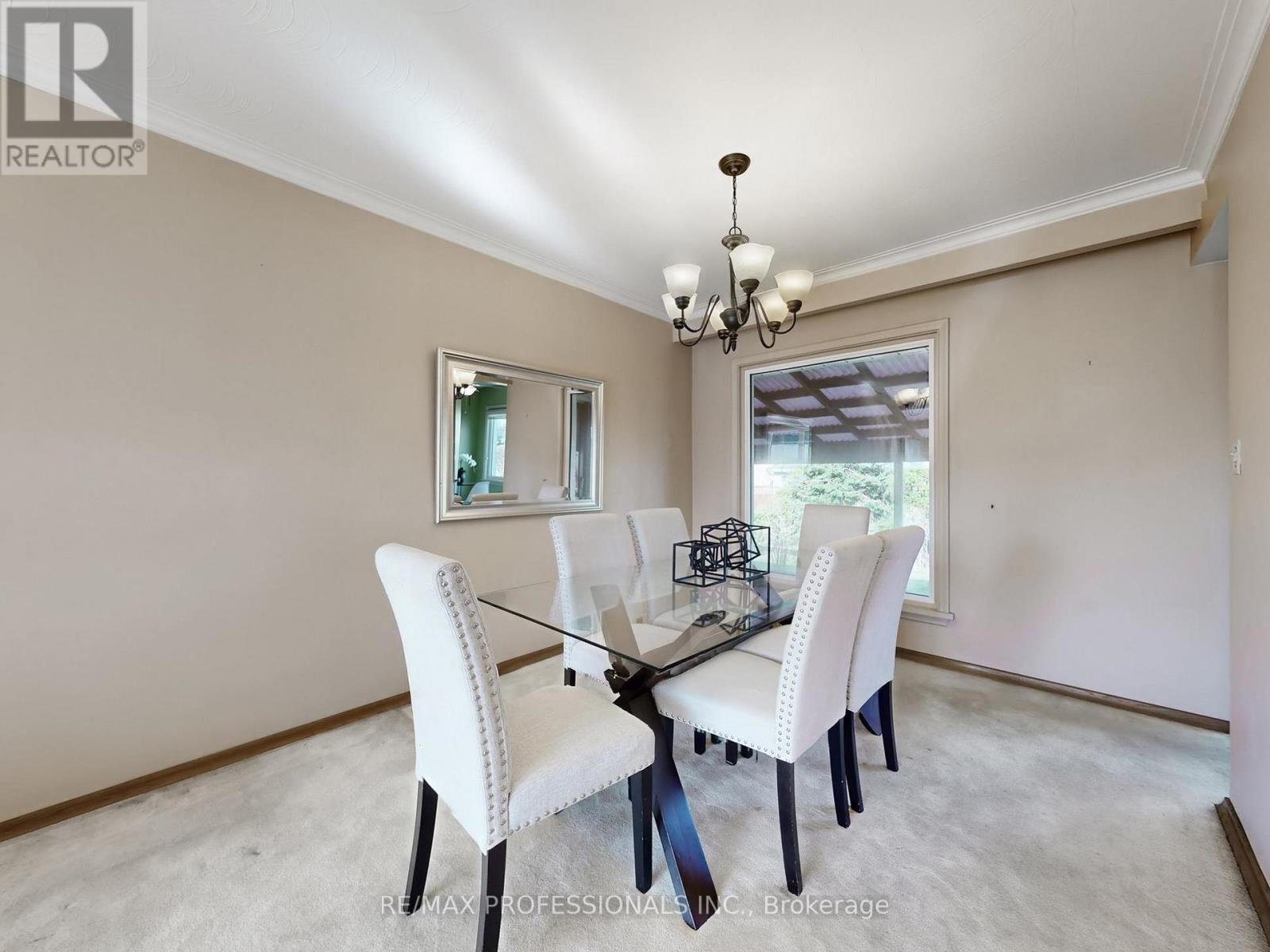 1579 Liveoak Drive N, Mississauga, Ontario  L5E 2X5 - Photo 7 - W12962896