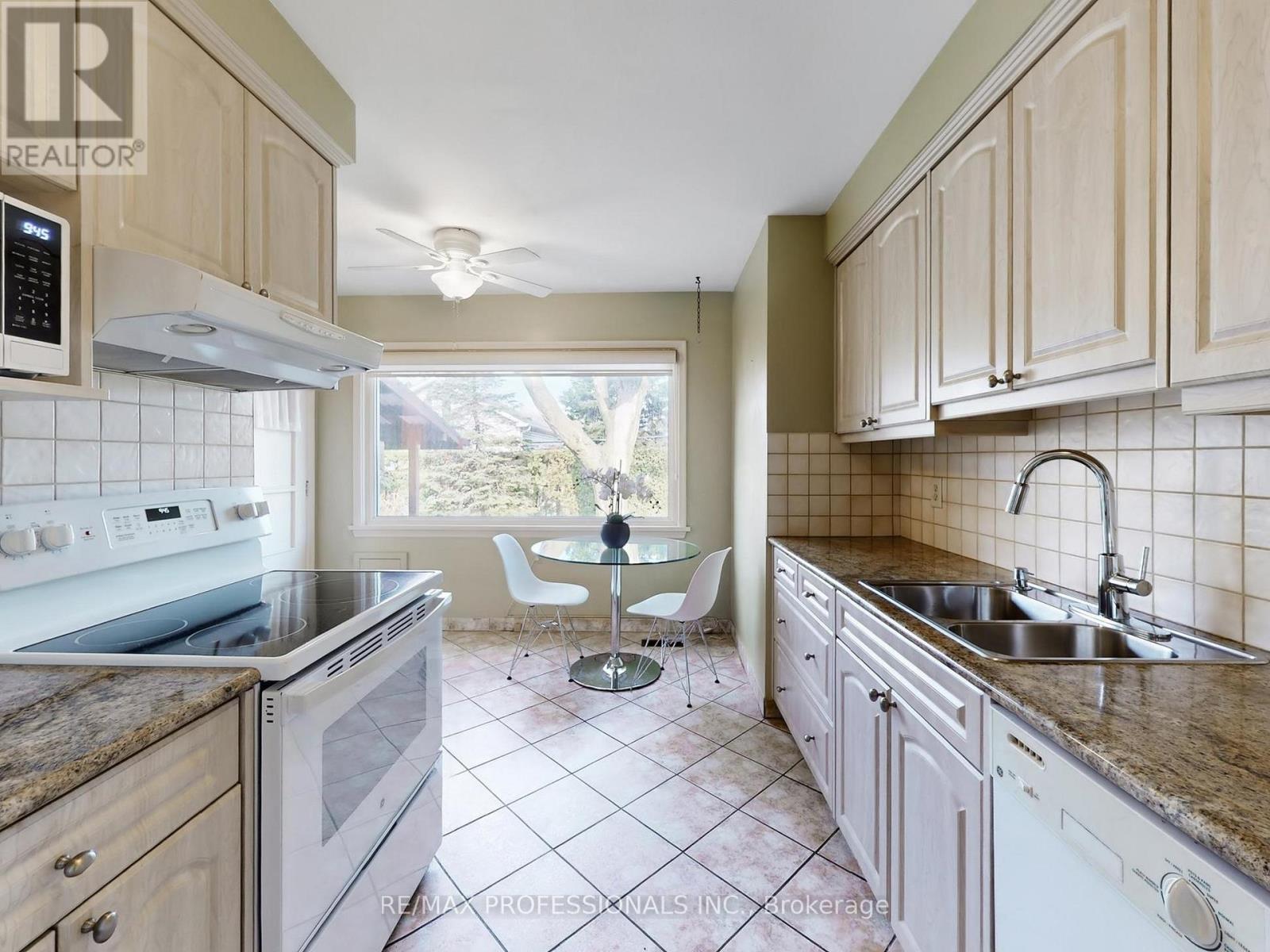 1579 Liveoak Drive N, Mississauga, Ontario  L5E 2X5 - Photo 9 - W12962896