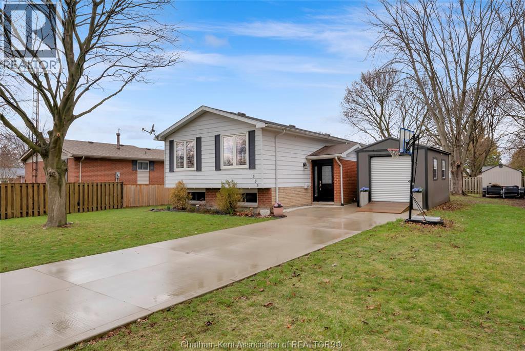 885 Hilda Avenue, Wallaceburg, Ontario  N8A 4T3 - Photo 2 - 26007083