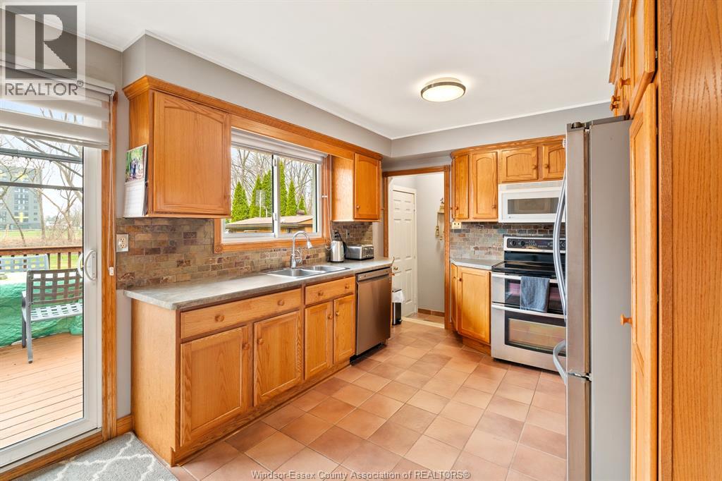 3055 Lauzon Road, Windsor, Ontario  N8T 2Z7 - Photo 9 - 26007078