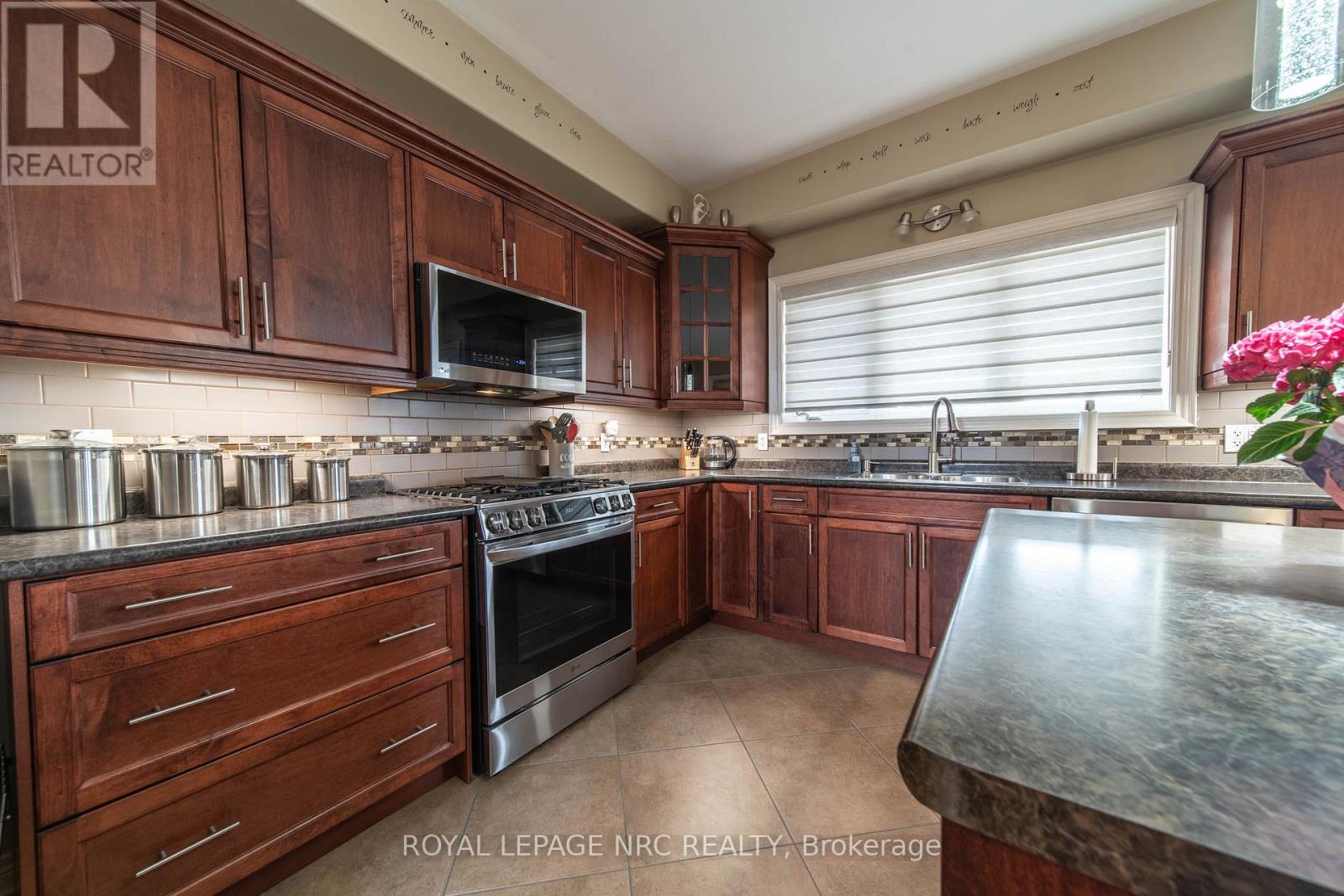 325 Hillsdale Road, Welland, Ontario  L3C 7M2 - Photo 5 - X12962960