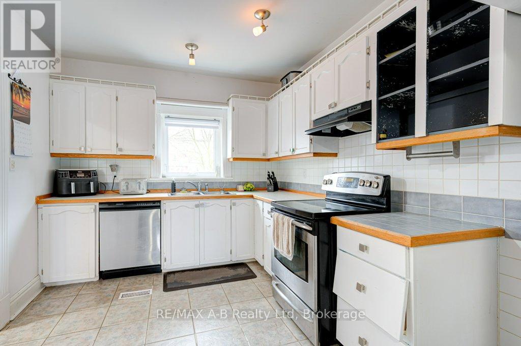 21 College Street, Stratford, Ontario  N5A 4R4 - Photo 5 - X12962996