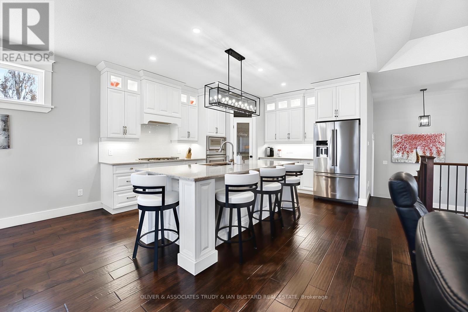 46 Erin Place, Lambton Shores (Grand Bend), Ontario  N0M 1T0 - Photo 11 - X12962932