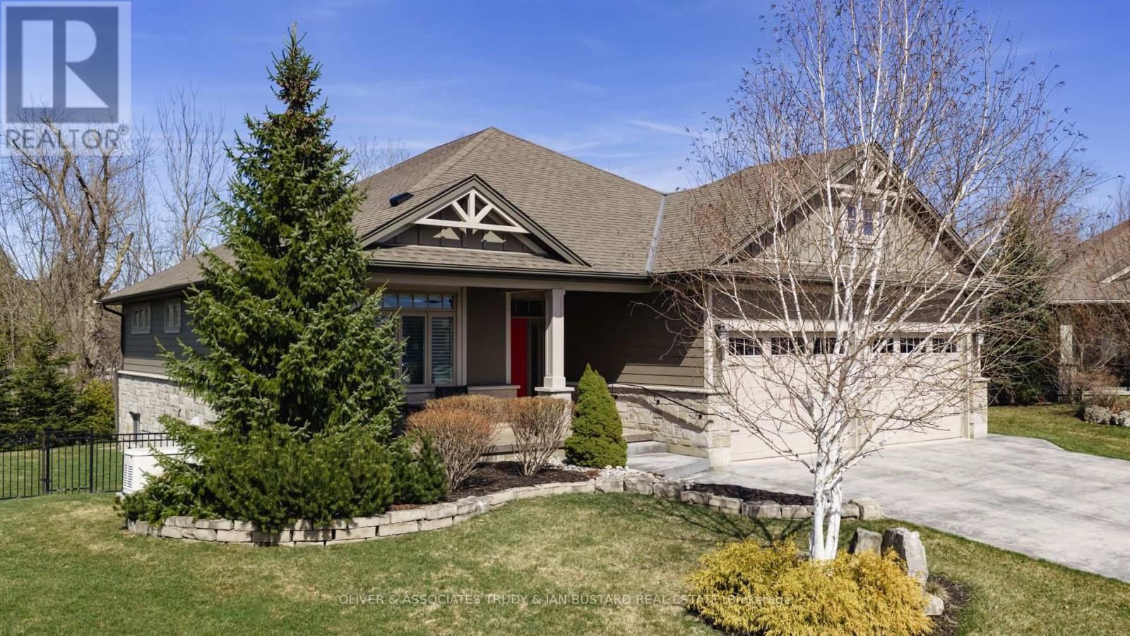 46 Erin Place, Lambton Shores (Grand Bend), Ontario  N0M 1T0 - Photo 2 - X12962932