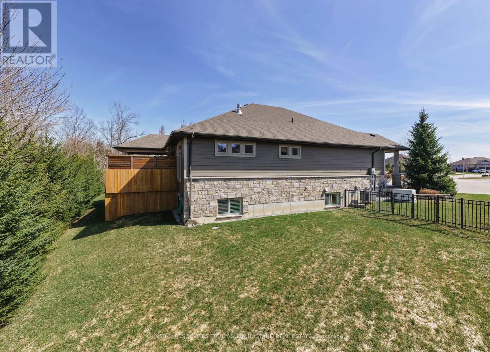 46 Erin Place, Lambton Shores (Grand Bend), Ontario  N0M 1T0 - Photo 3 - X12962932