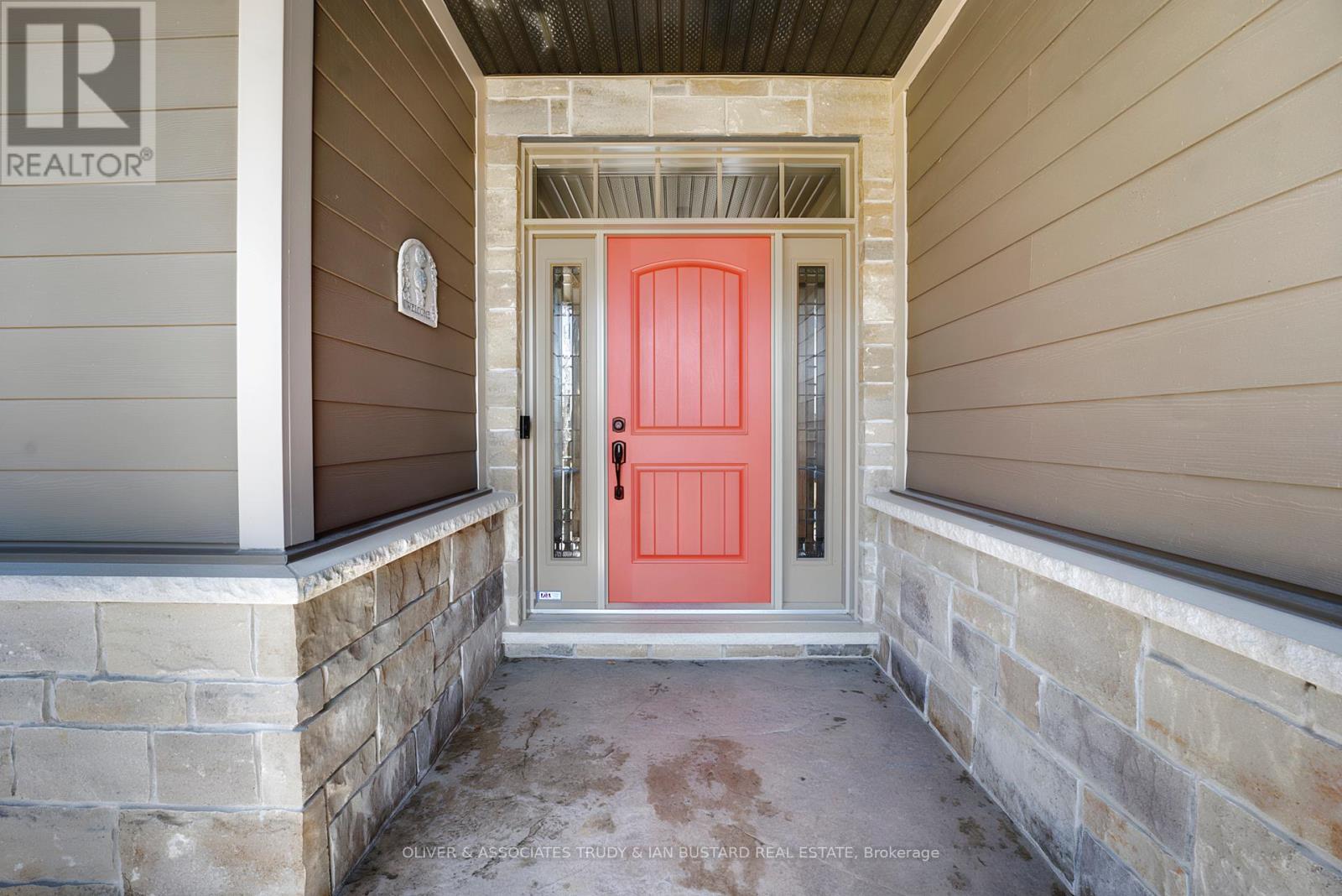 46 Erin Place, Lambton Shores (Grand Bend), Ontario  N0M 1T0 - Photo 4 - X12962932