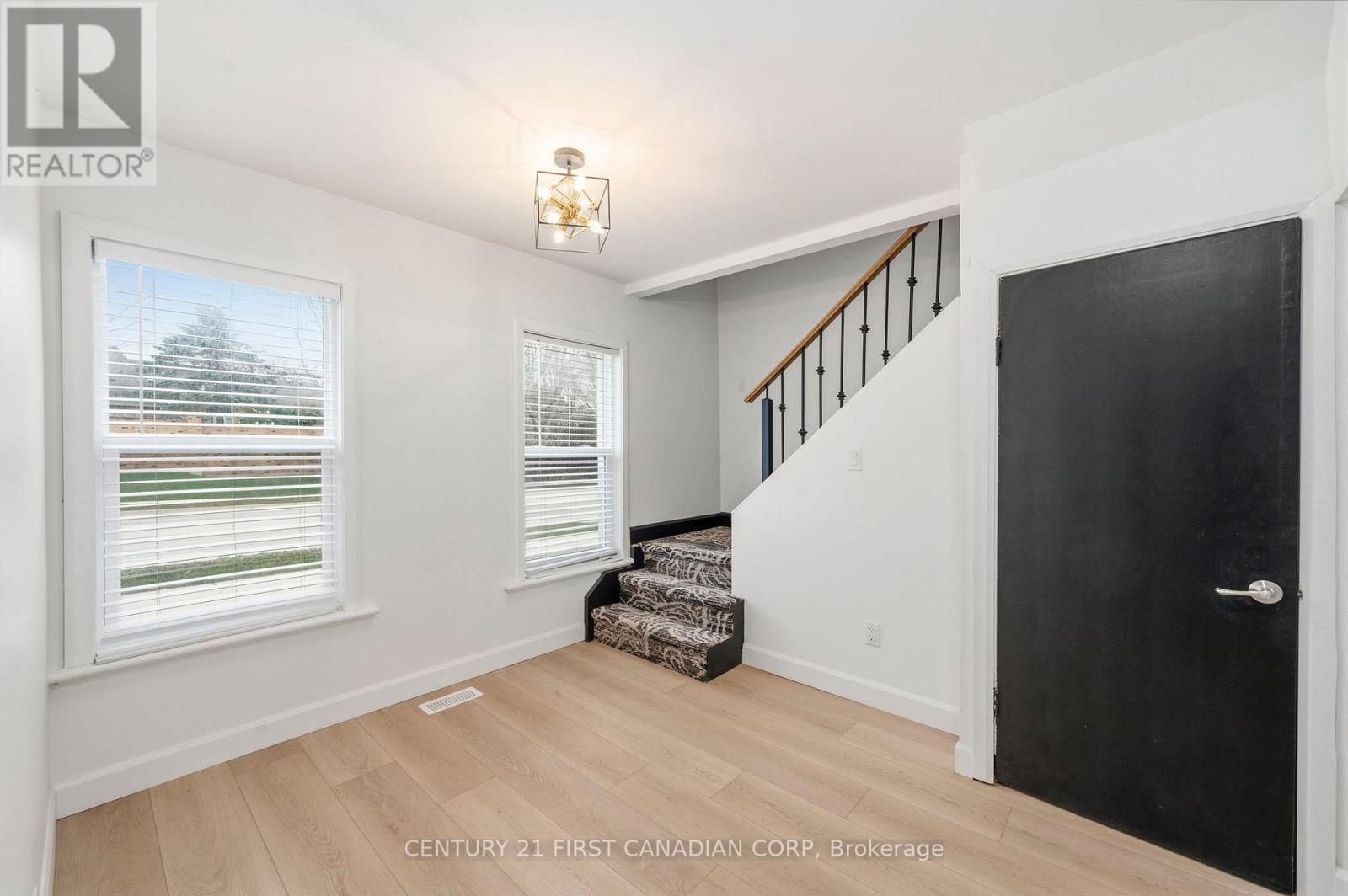 1326 Commissioners Road W, London South, Ontario  N6K 1E1 - Photo 13 - X12963026