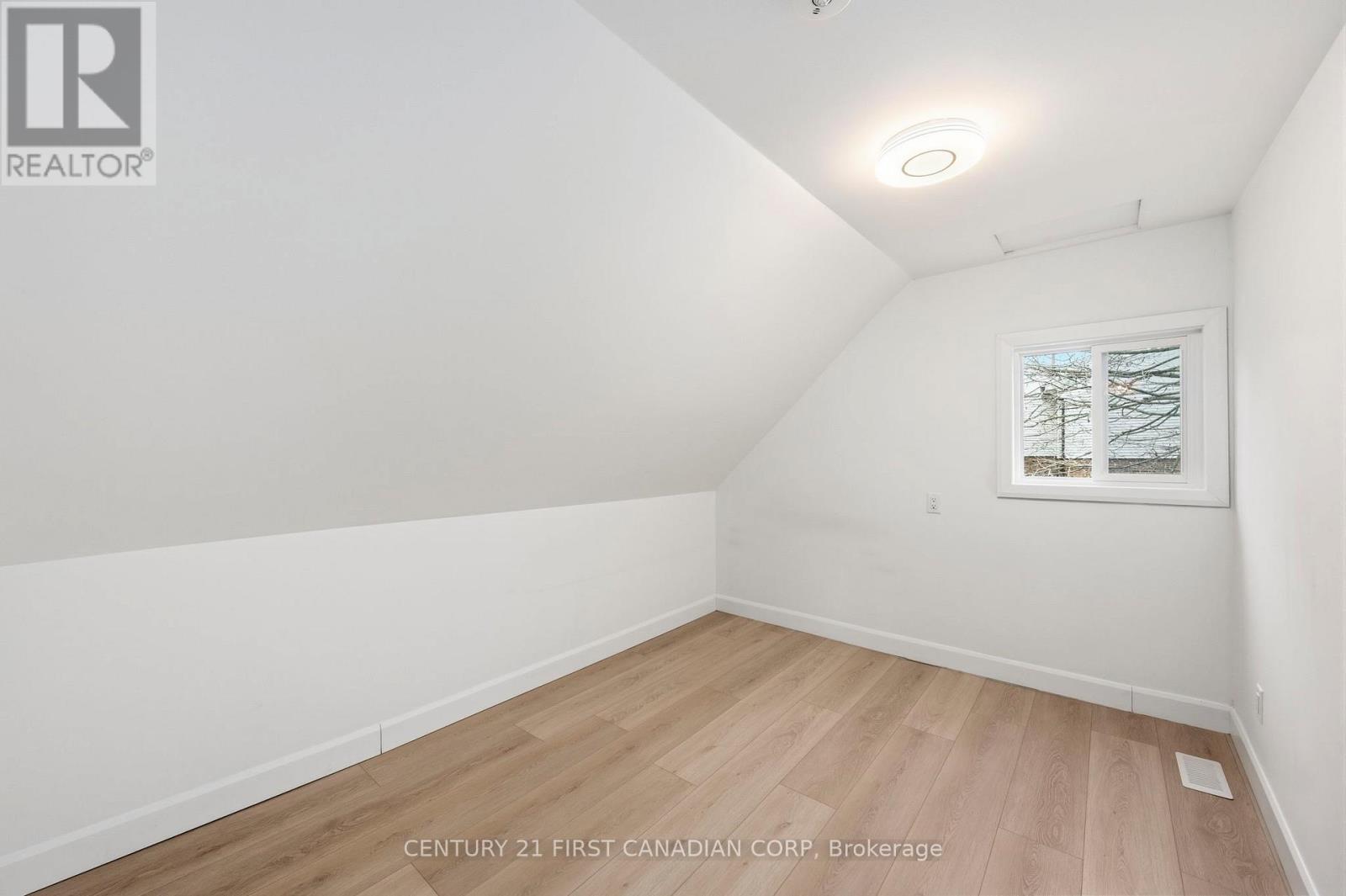 1326 Commissioners Road W, London South, Ontario  N6K 1E1 - Photo 18 - X12963026