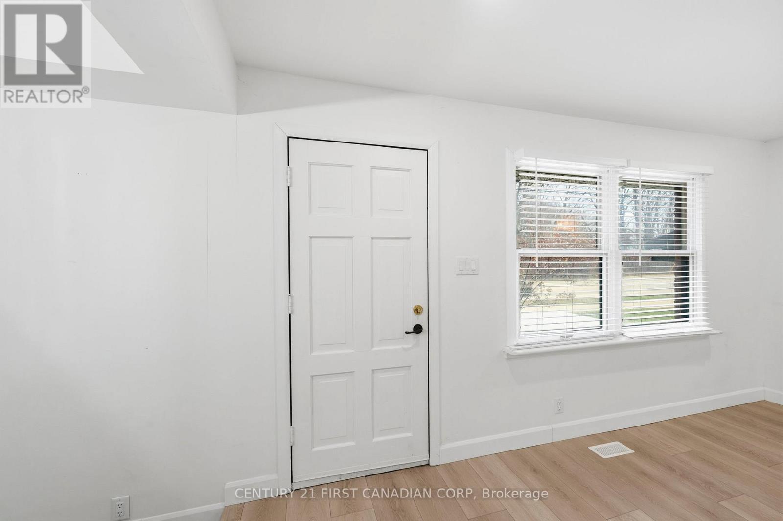 1326 Commissioners Road W, London South, Ontario  N6K 1E1 - Photo 3 - X12963026