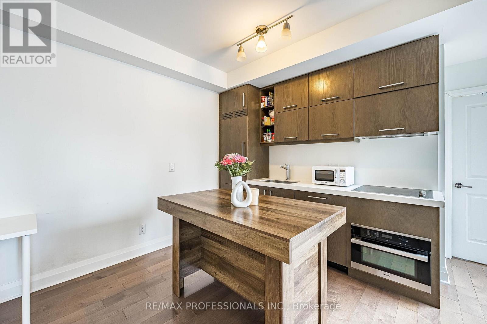 708 - 1080 Bay Street, Toronto (Bay Street Corridor), Ontario  M5S 0A3 - Photo 2 - C12963134