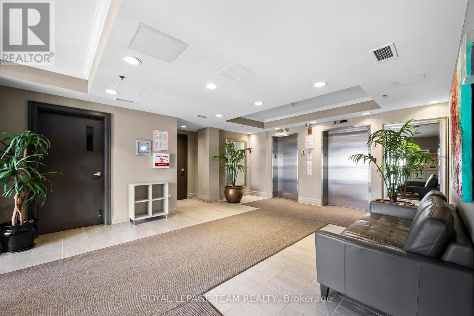 202 - 260 Besserer Street, Ottawa, Ontario  K1N 1J3 - Photo 2 - X12963080