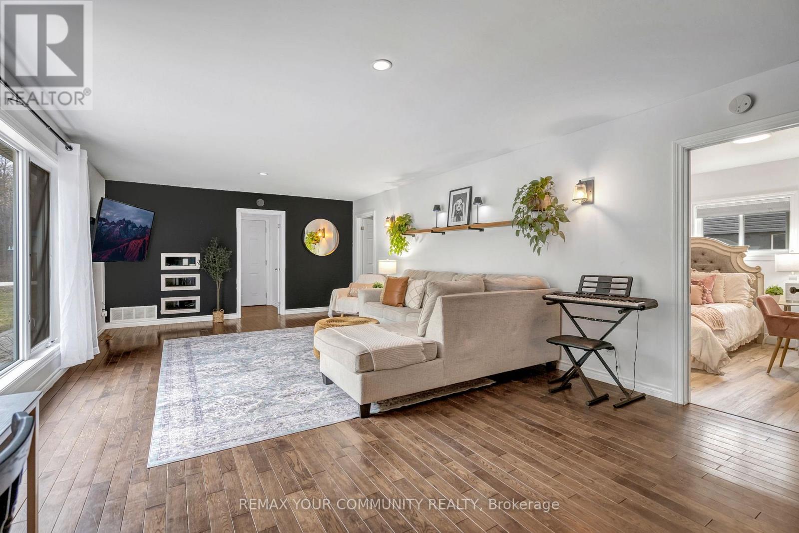 69 Sandra Drive, Georgina, Ontario  L0E 1R0 - Photo 16 - N12962920