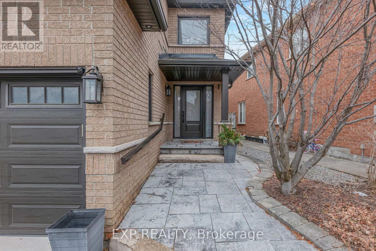 138 Princeton Gate, Vaughan, Ontario  L6A 2S7 - Photo 2 - N12963126