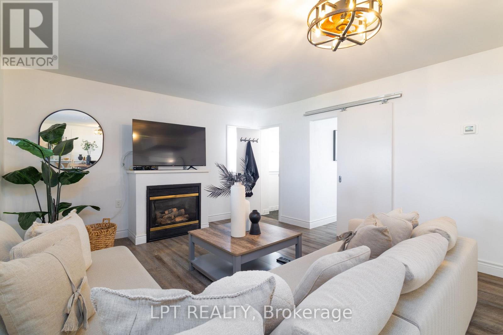 24 Lakeshore Road, Georgina (Virginia), Ontario  L0E 1N0 - Photo 16 - N12963136