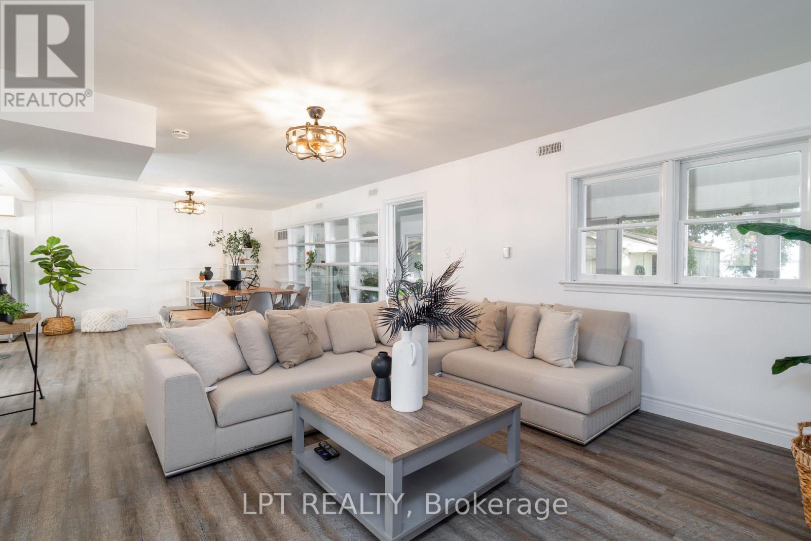 24 Lakeshore Road, Georgina (Virginia), Ontario  L0E 1N0 - Photo 17 - N12963136