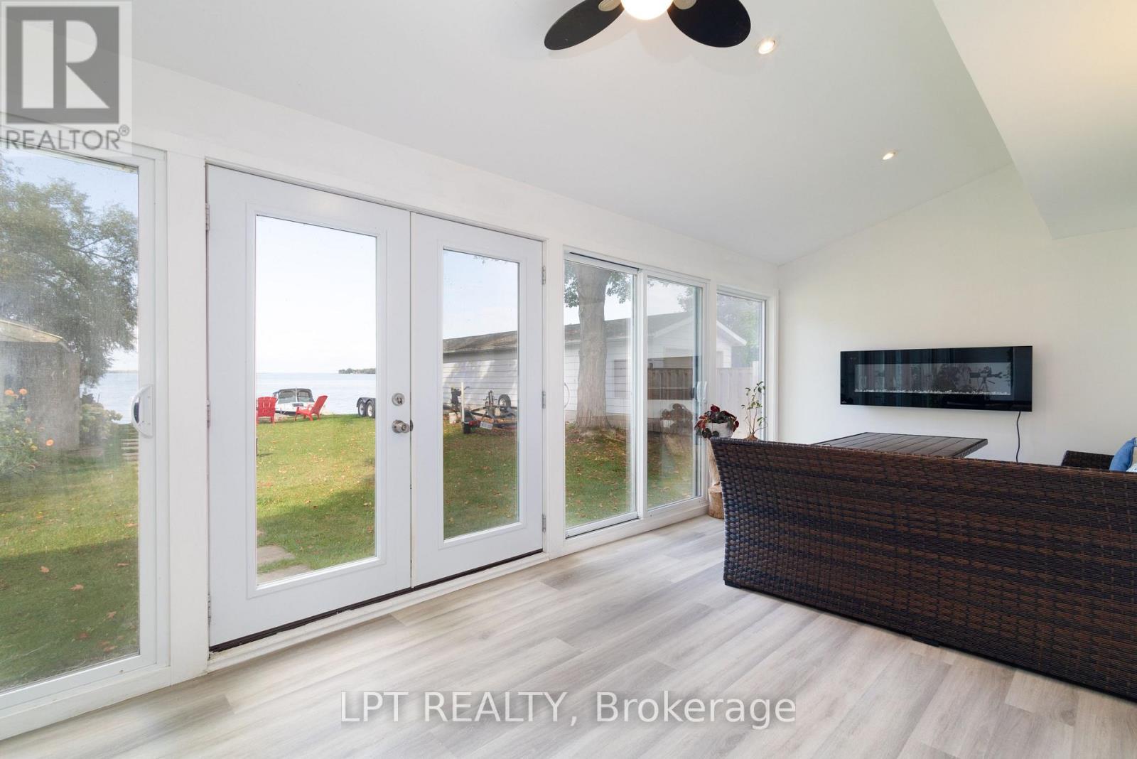 24 Lakeshore Road, Georgina (Virginia), Ontario  L0E 1N0 - Photo 18 - N12963136