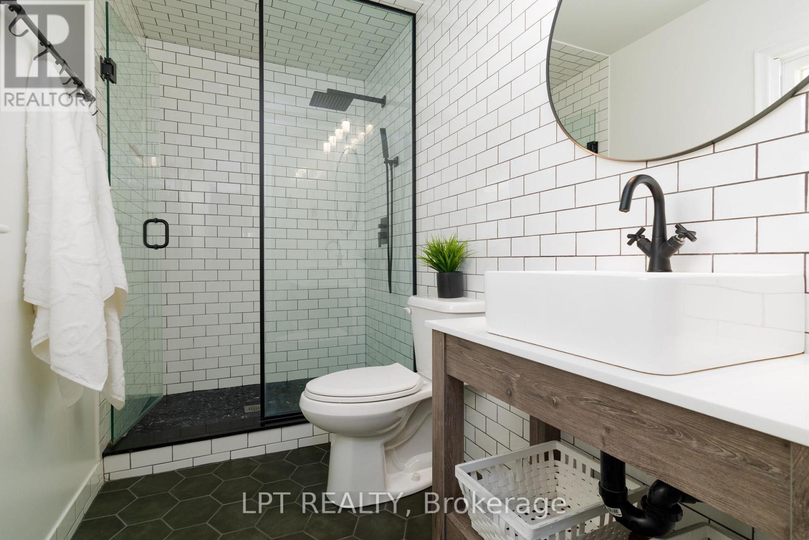 24 Lakeshore Road, Georgina (Virginia), Ontario  L0E 1N0 - Photo 22 - N12963136