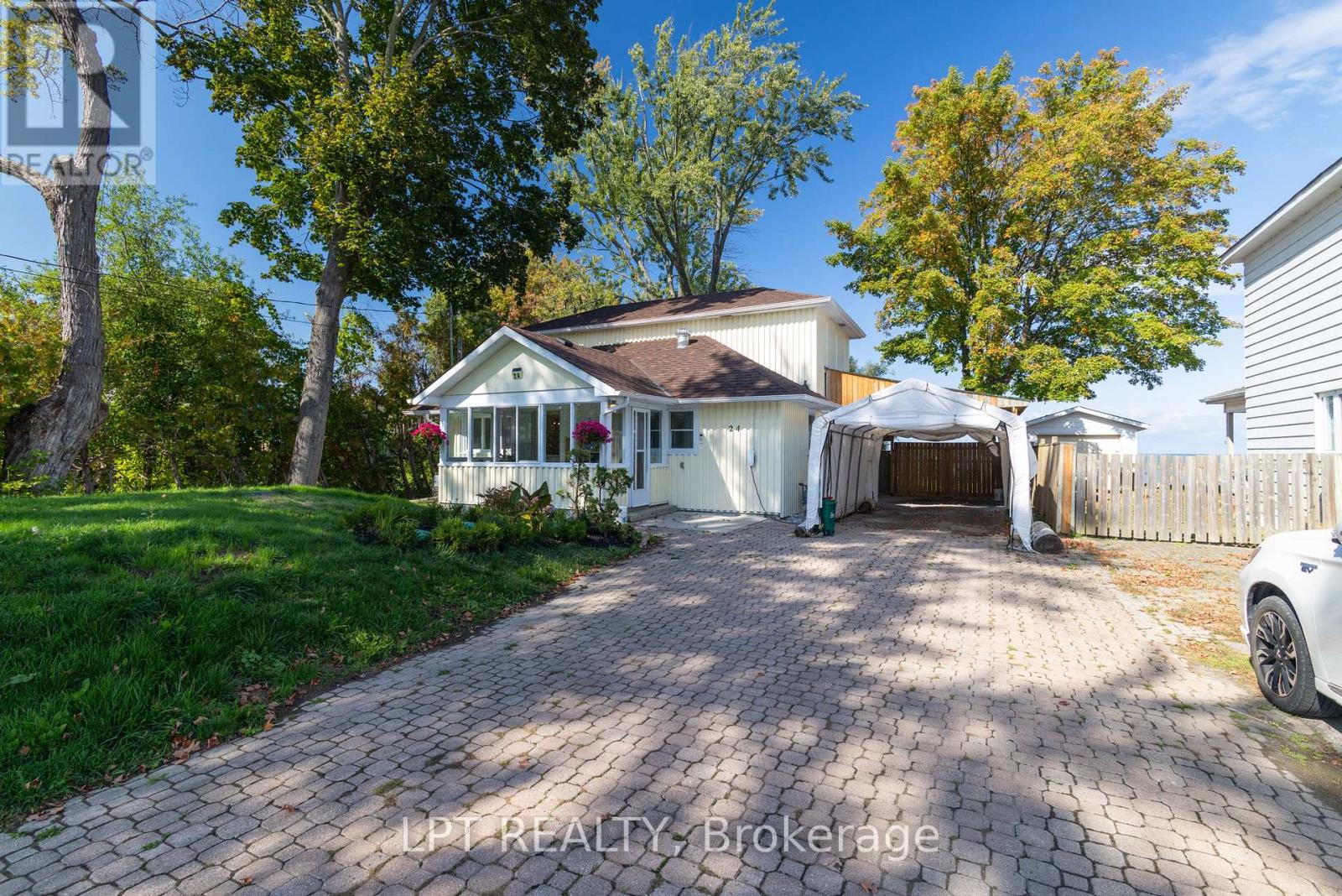 24 Lakeshore Road, Georgina (Virginia), Ontario  L0E 1N0 - Photo 6 - N12963136