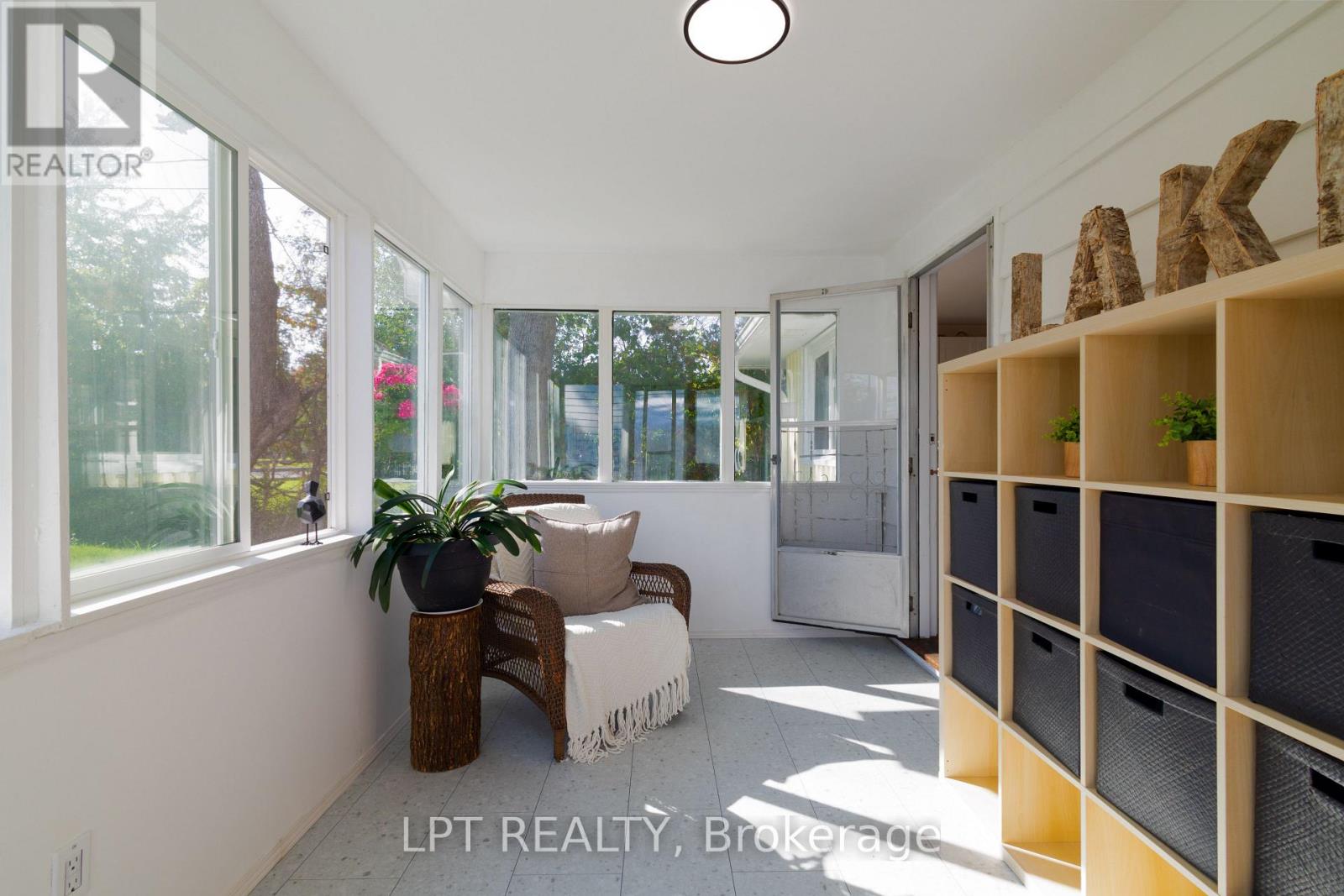 24 Lakeshore Road, Georgina (Virginia), Ontario  L0E 1N0 - Photo 8 - N12963136