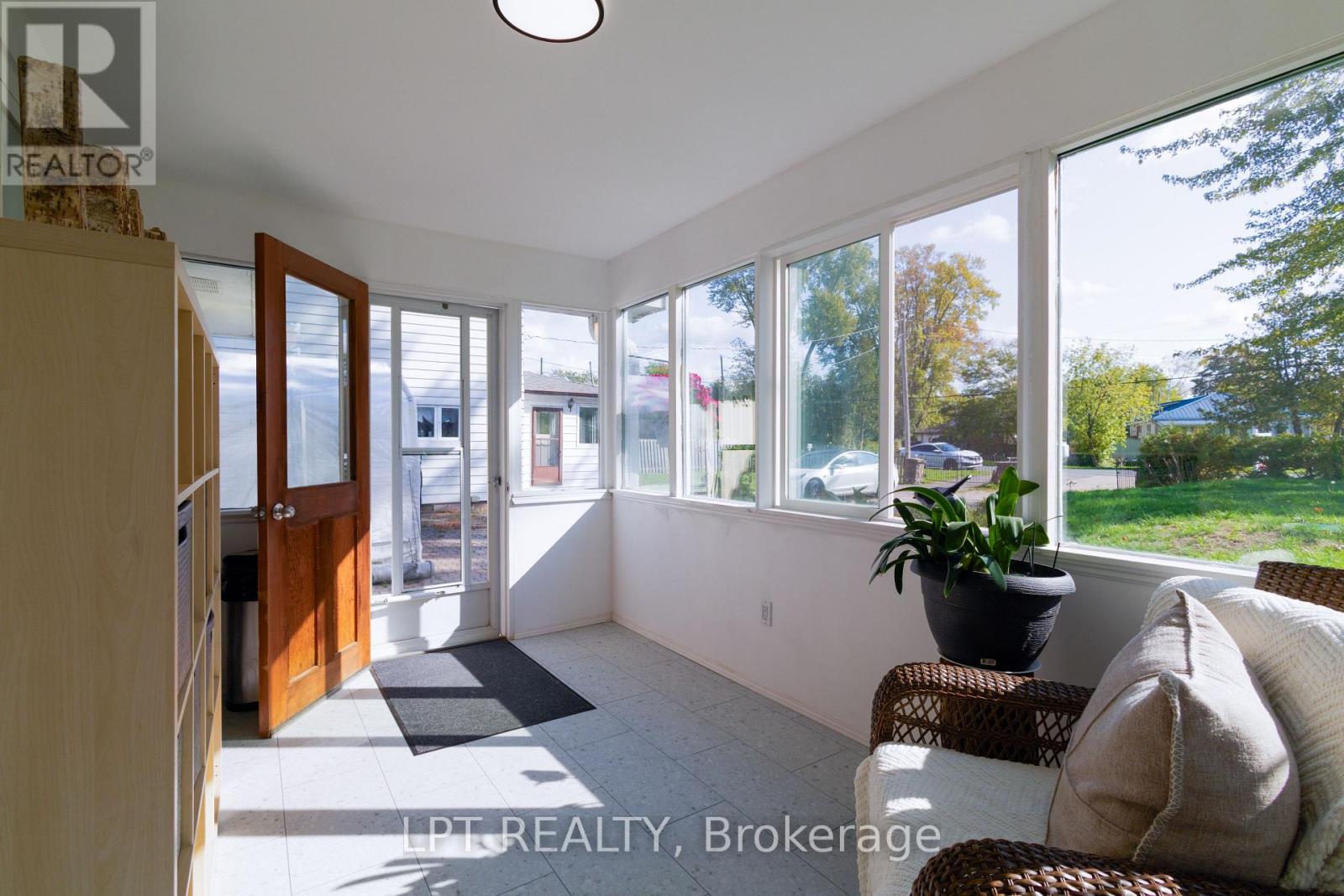 24 Lakeshore Road, Georgina (Virginia), Ontario  L0E 1N0 - Photo 9 - N12963136