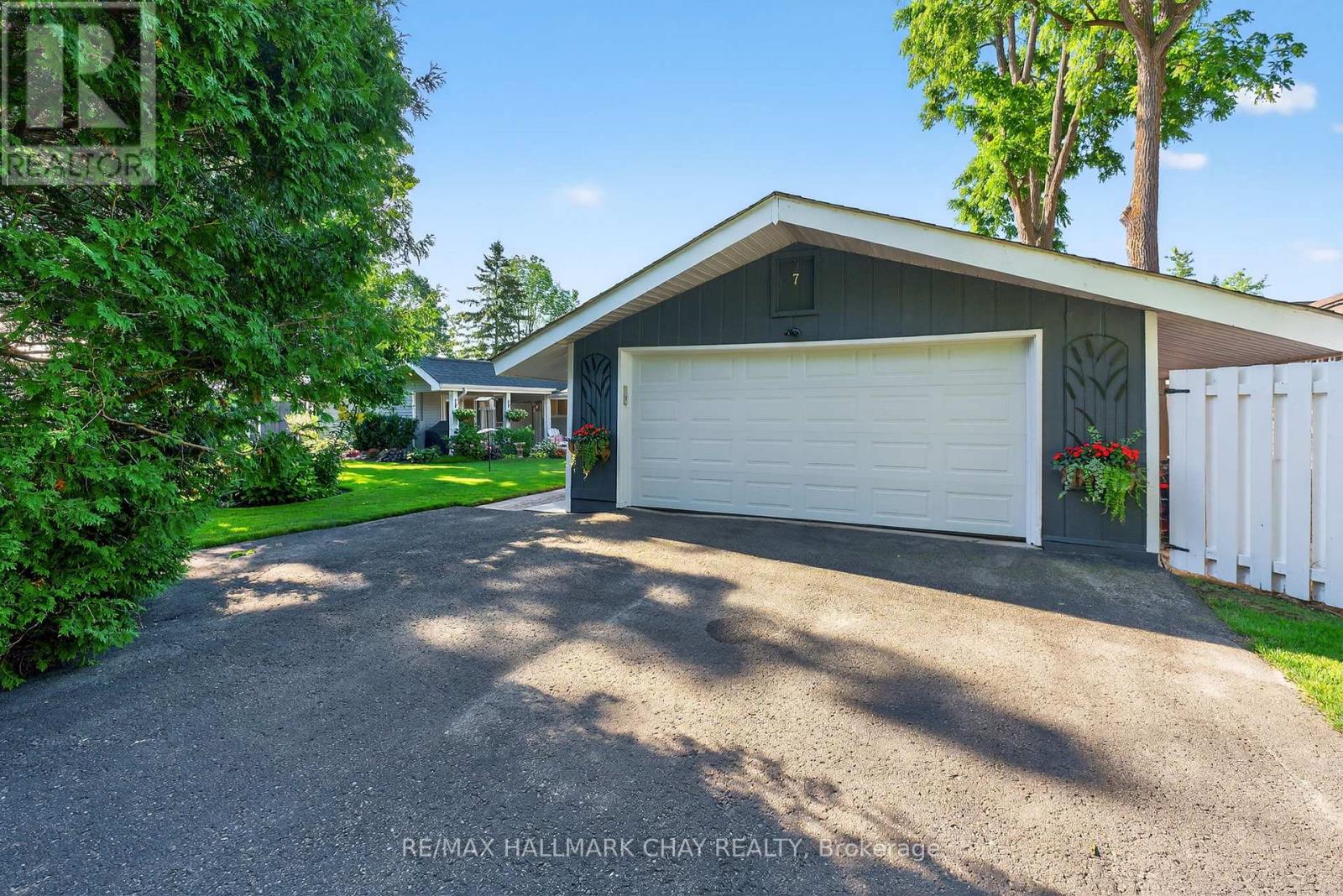 7 Lakeshore Road E, Oro-Medonte, Ontario  L0L 2E0 - Photo 4 - S12963020