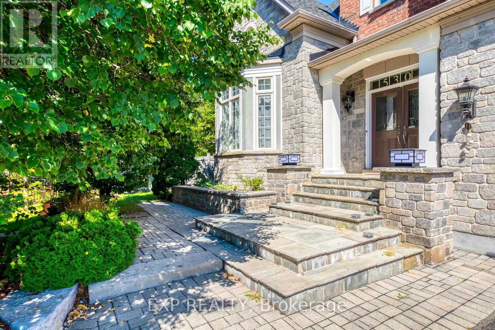 530 Golfview Court, Oakville, Ontario  L6M 4W6 - Photo 7 - W12962922