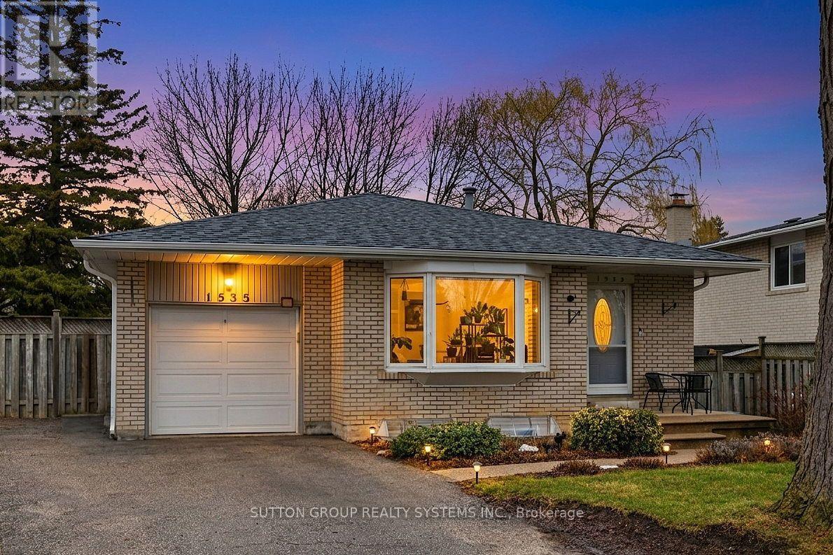 1535 Thetford Court, Mississauga, Ontario  L5J 3N2 - Photo 2 - W12962966