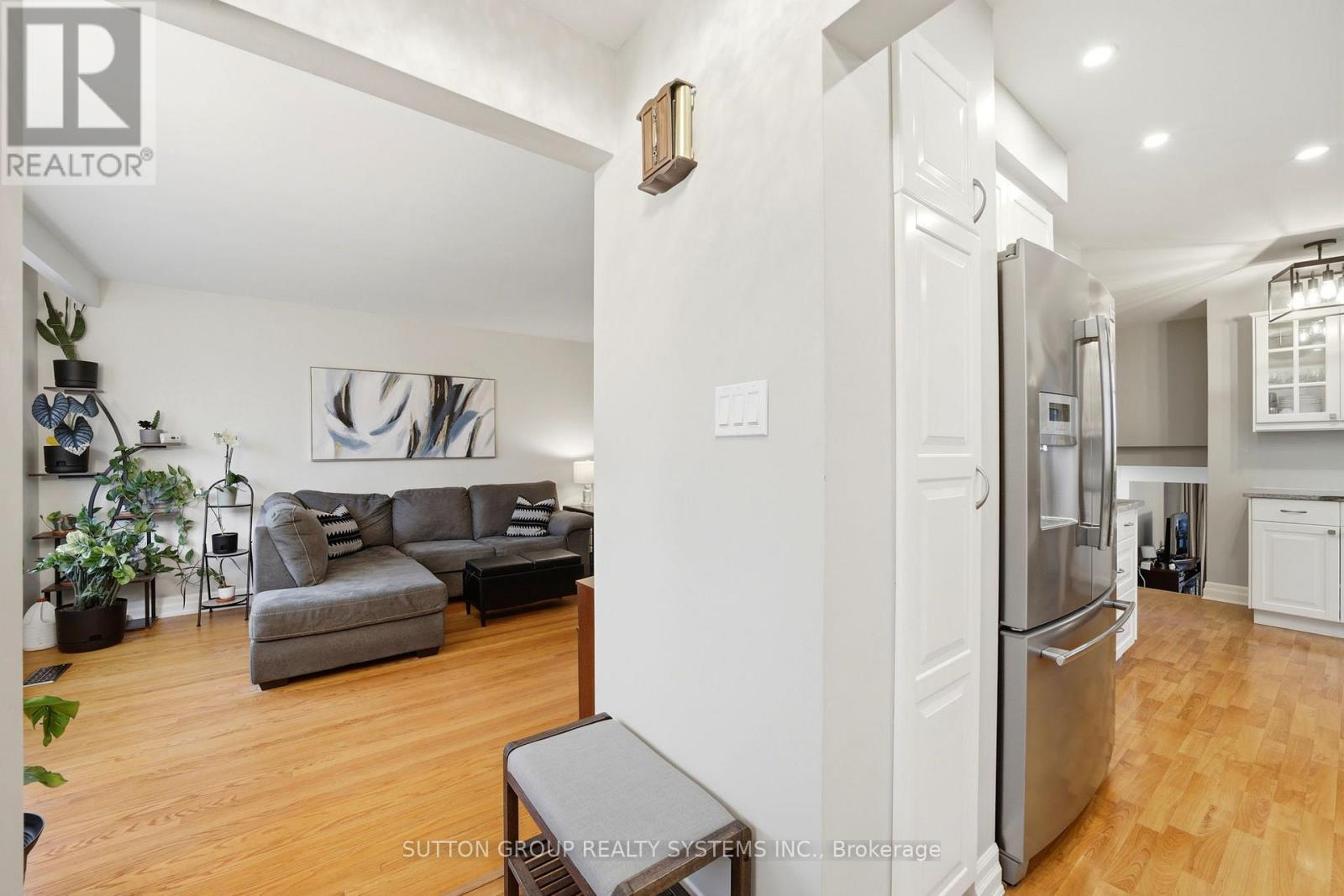 1535 Thetford Court, Mississauga, Ontario  L5J 3N2 - Photo 3 - W12962966