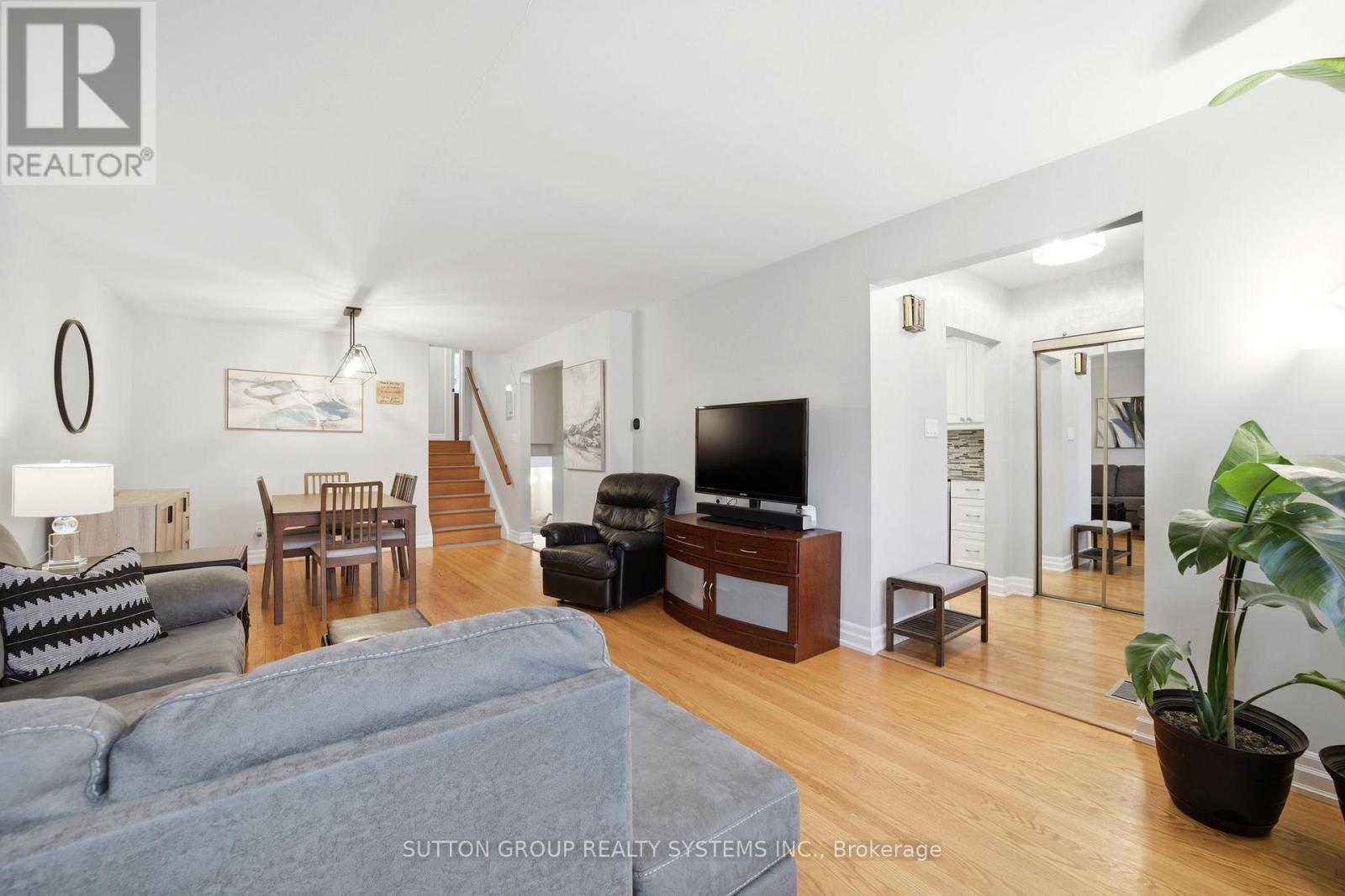 1535 Thetford Court, Mississauga, Ontario  L5J 3N2 - Photo 5 - W12962966