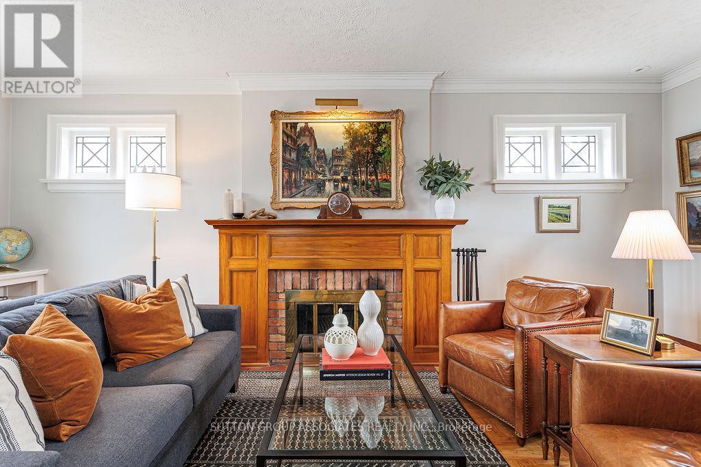 50 Thornhill Avenue, Toronto, Ontario  M6S 4C5 - Photo 4 - W12963034