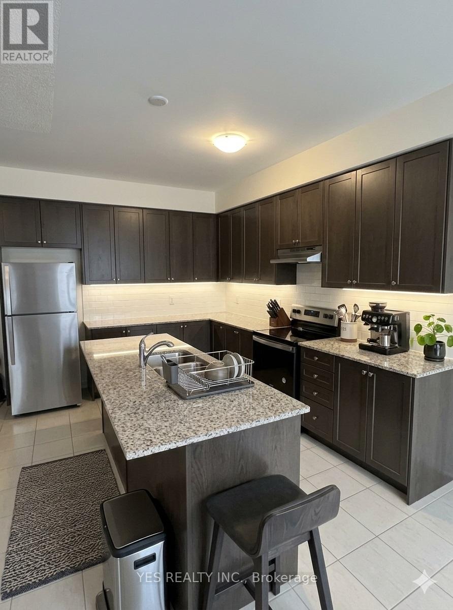 17 Brixham Lane, Brampton, Ontario  L7A 5K2 - Photo 3 - W12963040