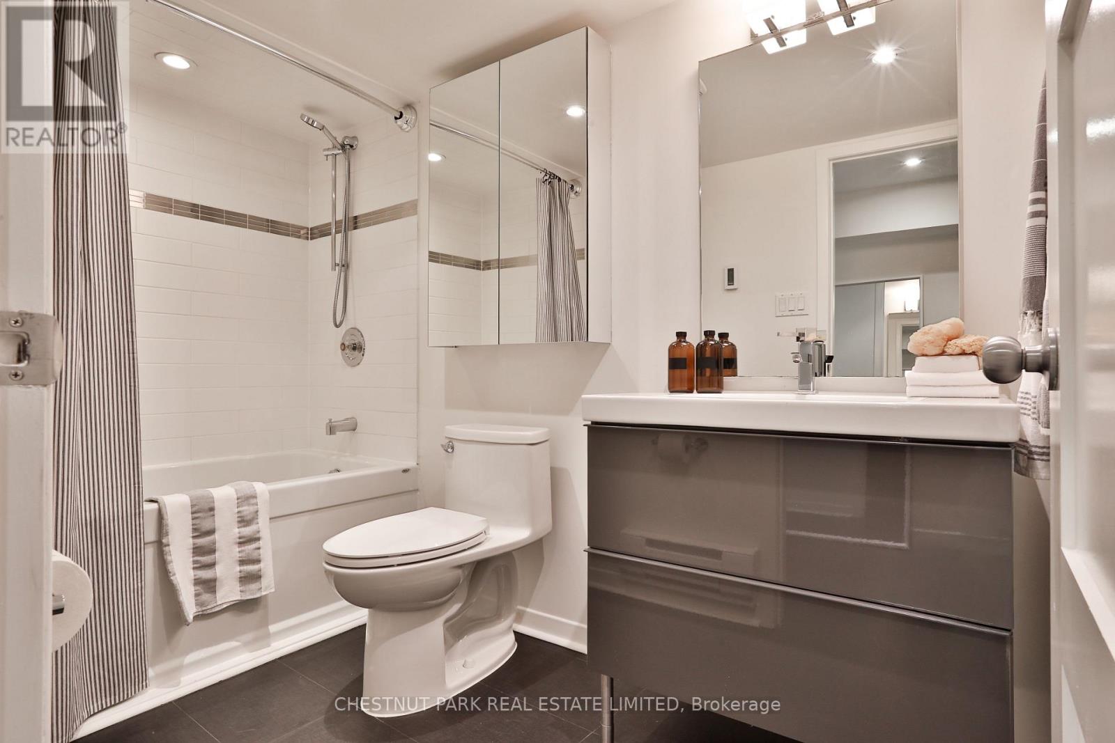 560 Gladstone Avenue, Toronto, Ontario  M6H 3J2 - Photo 36 - W12963050