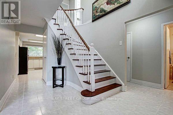 10 Blenheim Drive, Brampton, Ontario  L6Z 1H9 - Photo 3 - W12963078