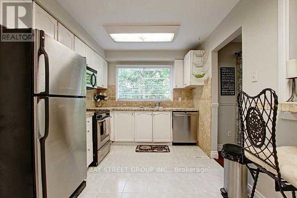 10 Blenheim Drive, Brampton, Ontario  L6Z 1H9 - Photo 5 - W12963078