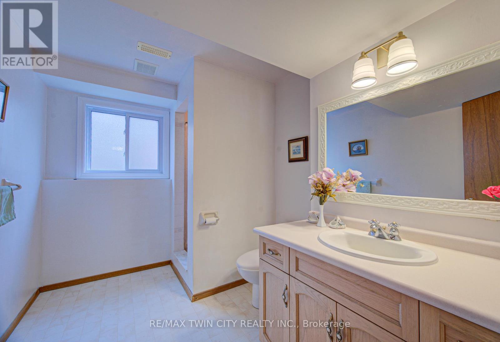 489 Northlake Drive, Waterloo, Ontario  N2V 1V5 - Photo 28 - X12962948