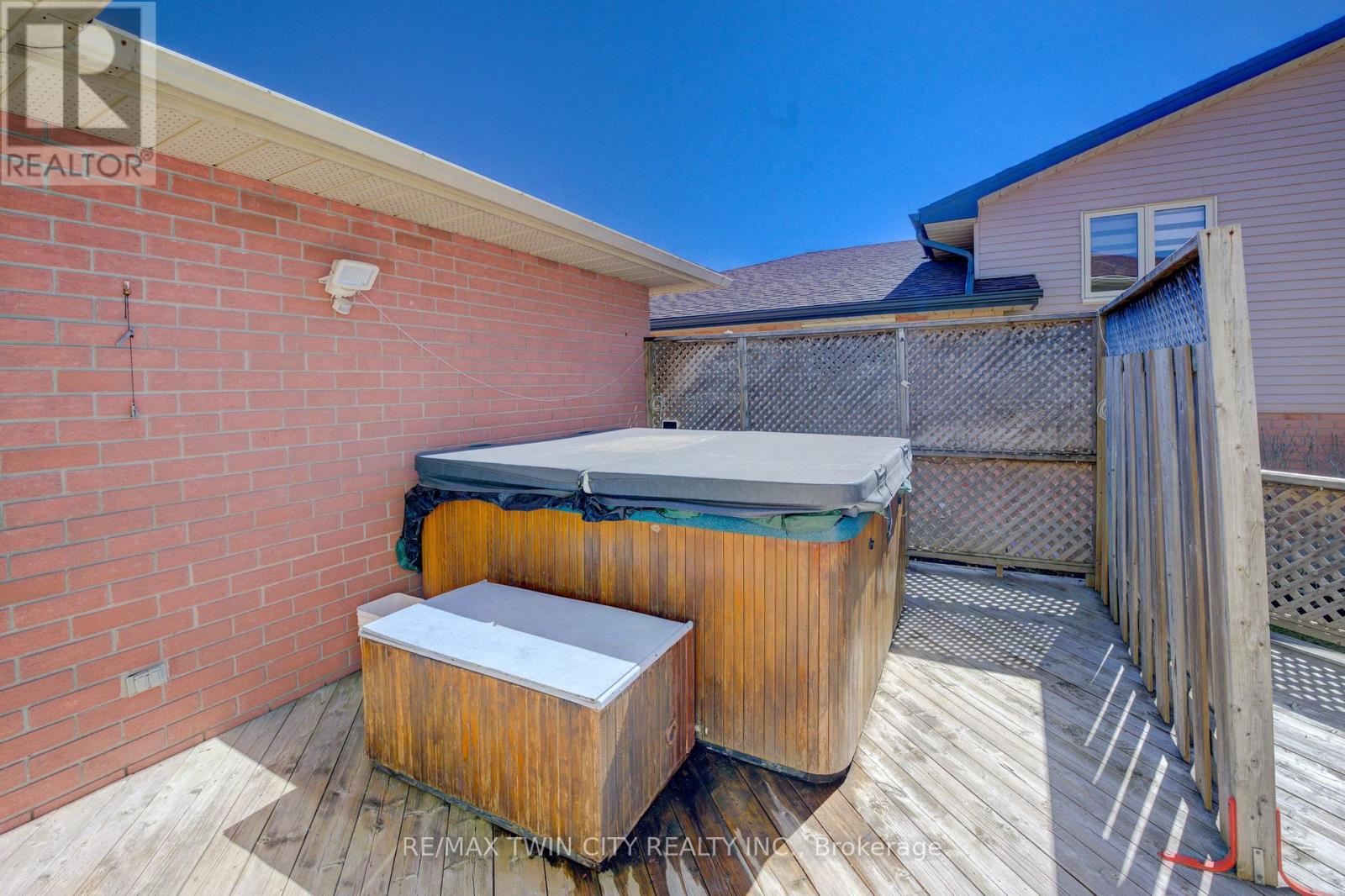 489 Northlake Drive, Waterloo, Ontario  N2V 1V5 - Photo 34 - X12962948