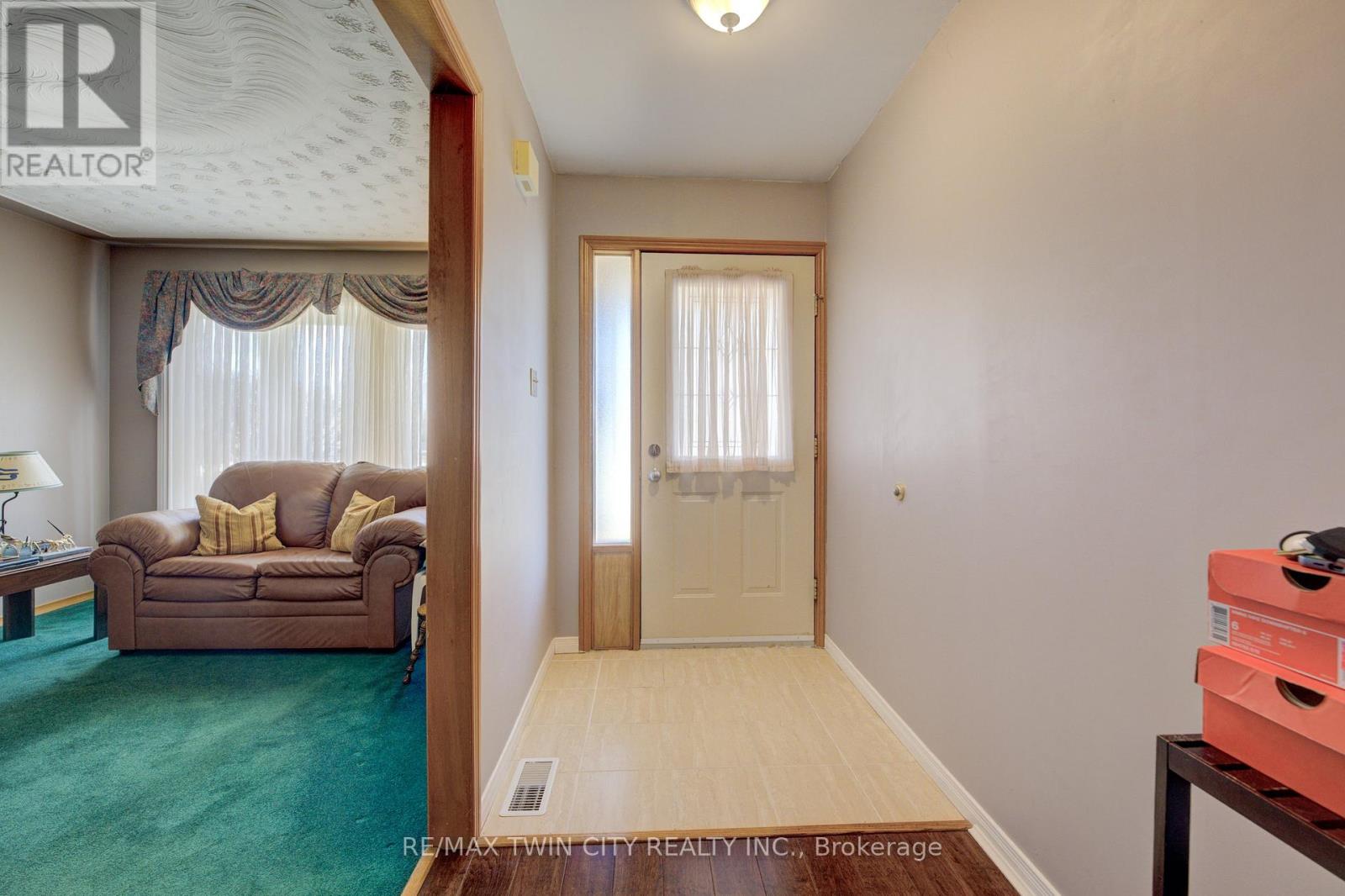 489 Northlake Drive, Waterloo, Ontario  N2V 1V5 - Photo 4 - X12962948