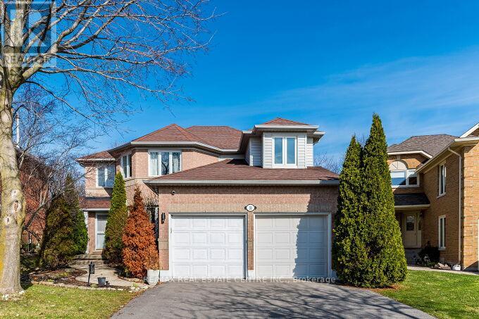 33 STRATHROY CRESCENT, Hamilton, Ontario