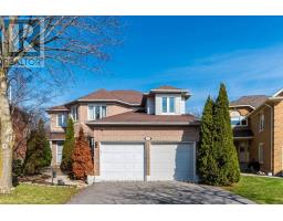 33 STRATHROY CRESCENT, Hamilton, Ontario