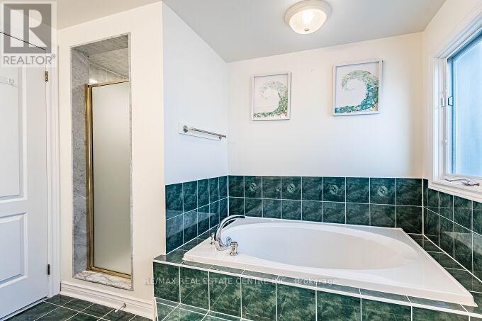 33 Strathroy Crescent, Hamilton, Ontario  L8B 0K9 - Photo 36 - X12928120