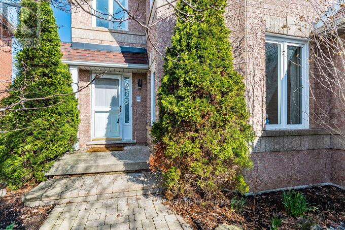 33 Strathroy Crescent, Hamilton, Ontario  L8B 0K9 - Photo 3 - X12928120